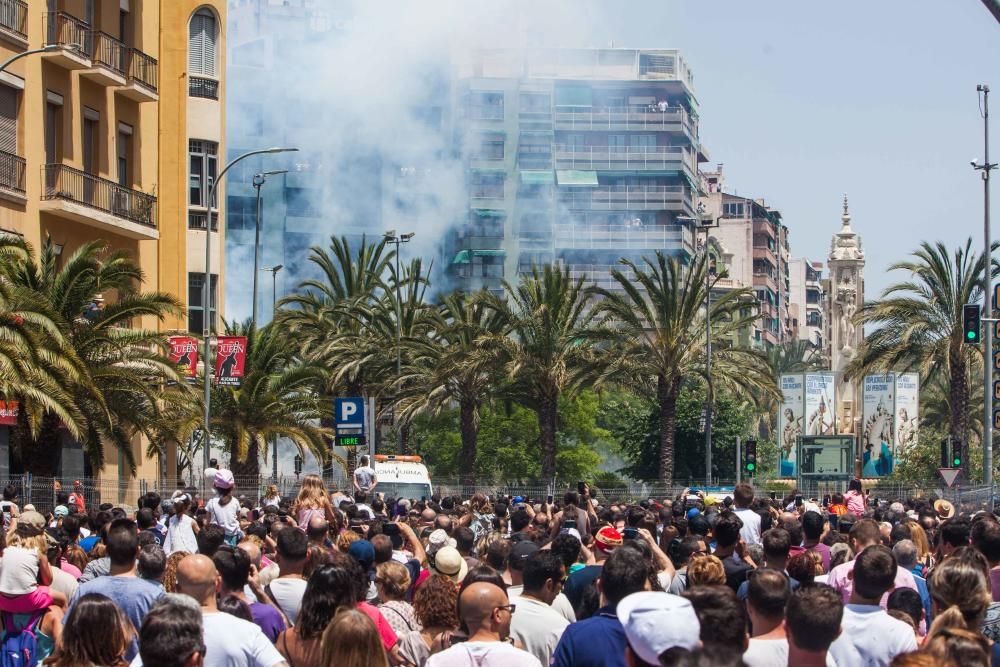 Las mascletàs previas a hogueras arrancan con mucho público y sin incidentes