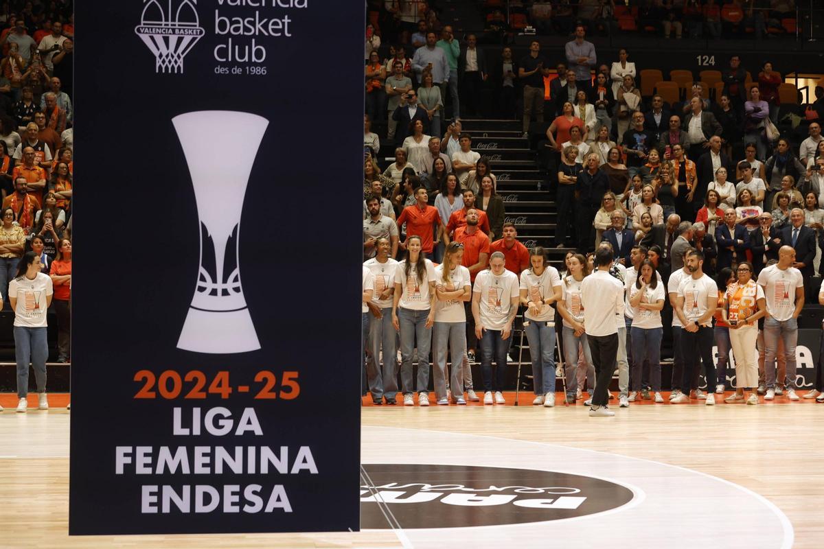 Momento en el que el título de la LF Endesa empieza a subir a lo alto de La Fonteta
