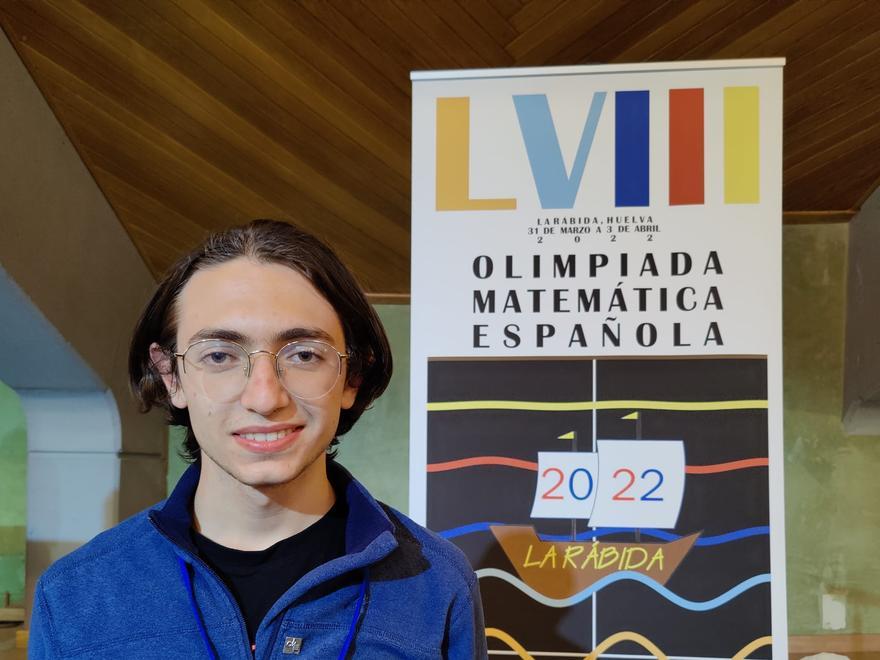 Leo Costa, en el momento de recoger su insignia en la Olimpiada Matemática Española