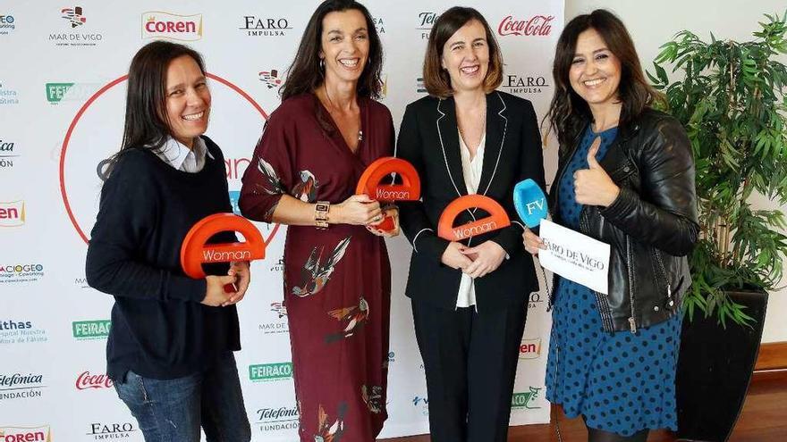 Las premiadas Rocío Blanco, Teresa Mariño y Gabriela González con la periodista Marta Clavero. // M.G.Brea