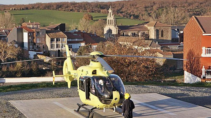 Un helicóptero de Sacyl aterriza en el helipuerto de Alcañices. | Ch. S. 