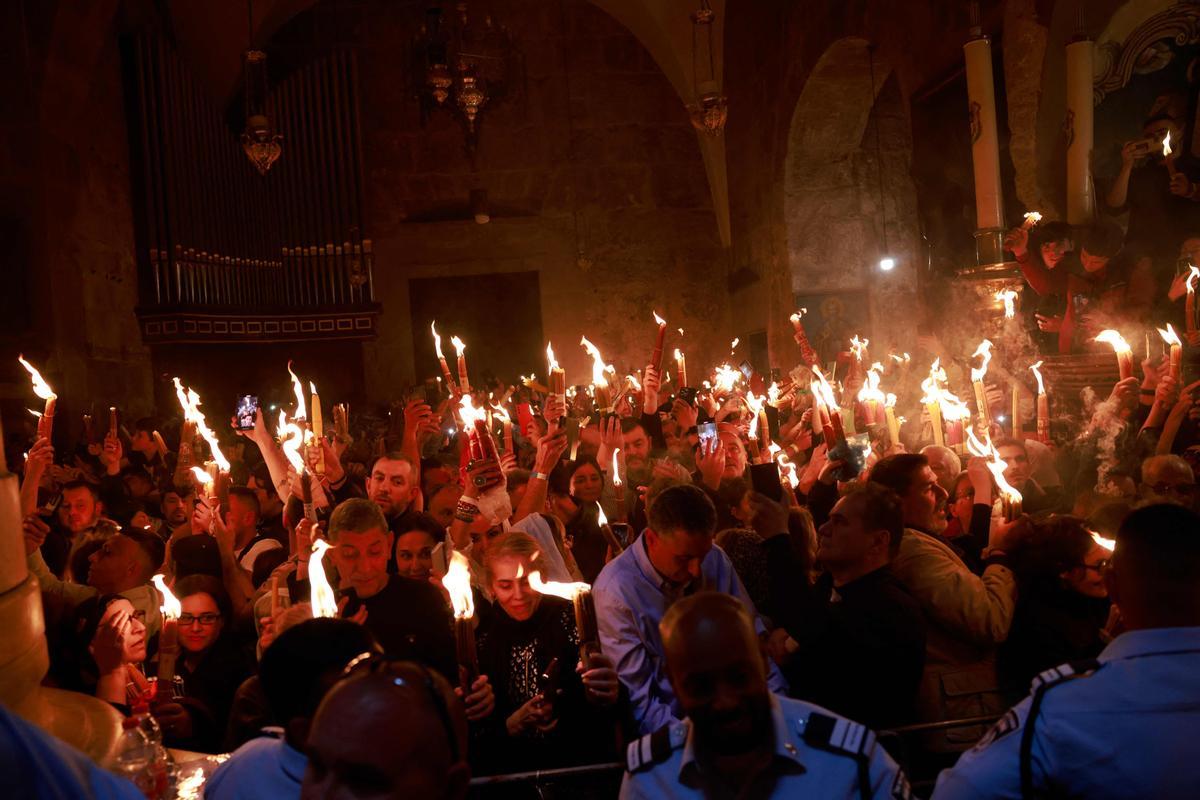 Cristianos ortodoxos celebran “Fuego Sagrado” en Jerusalén. eregrinos cristianos ortodoxos sostienen velas durante la ceremonia del Fuego Sagrado, un día antes de la Pascua ortodoxa, el sábado 15 de abril de 2023 en la Iglesia del Santo Sepulcro en la Ciudad Vieja de Jerusalén, donde muchos cristianos creen que Jesús fue crucificado y enterrado antes de resucitar.