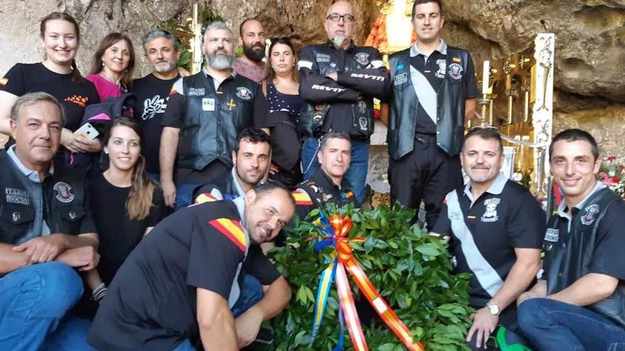 Los &quot;moteros&quot; del Ratrios Asturias realizan su ofrenda anual a la Santina