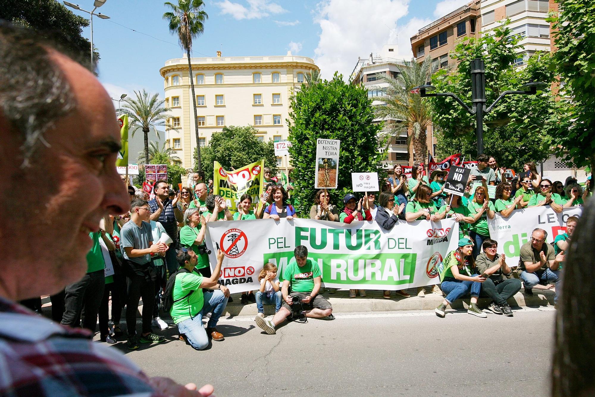 Una marea verde de 52 tractores y 700 personas grita en Castelló no a las macroplantas solares