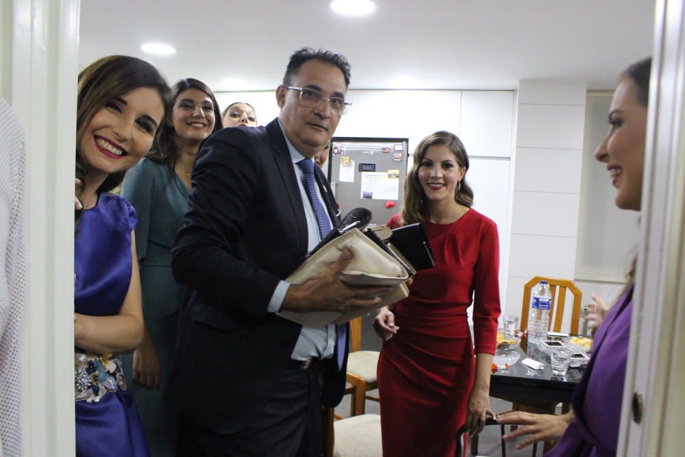 El nuevo delegado de protocolo, Antonio Barberá, cargado con los bolsos de las chicas.
