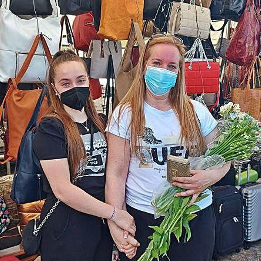 Emilia y Olga, vecinas de Vigo en la feria de Valença. | D.P.