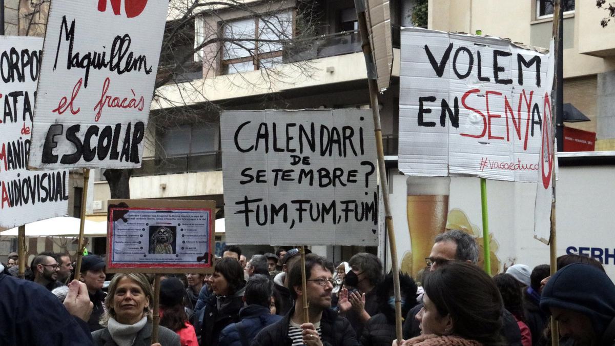 Cartells de la manifestació de docents a Girona