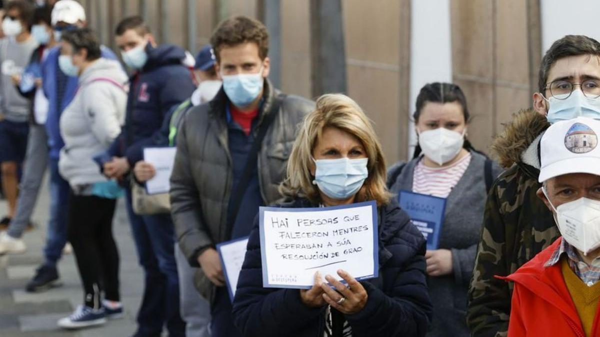 Personas con discapacidad y familiares protestan junto al edificio Cegadi de Santiago, donde se encuentran los Equipos de Valoración e Observación da Discapacidade (EVO) en esa ciudad.