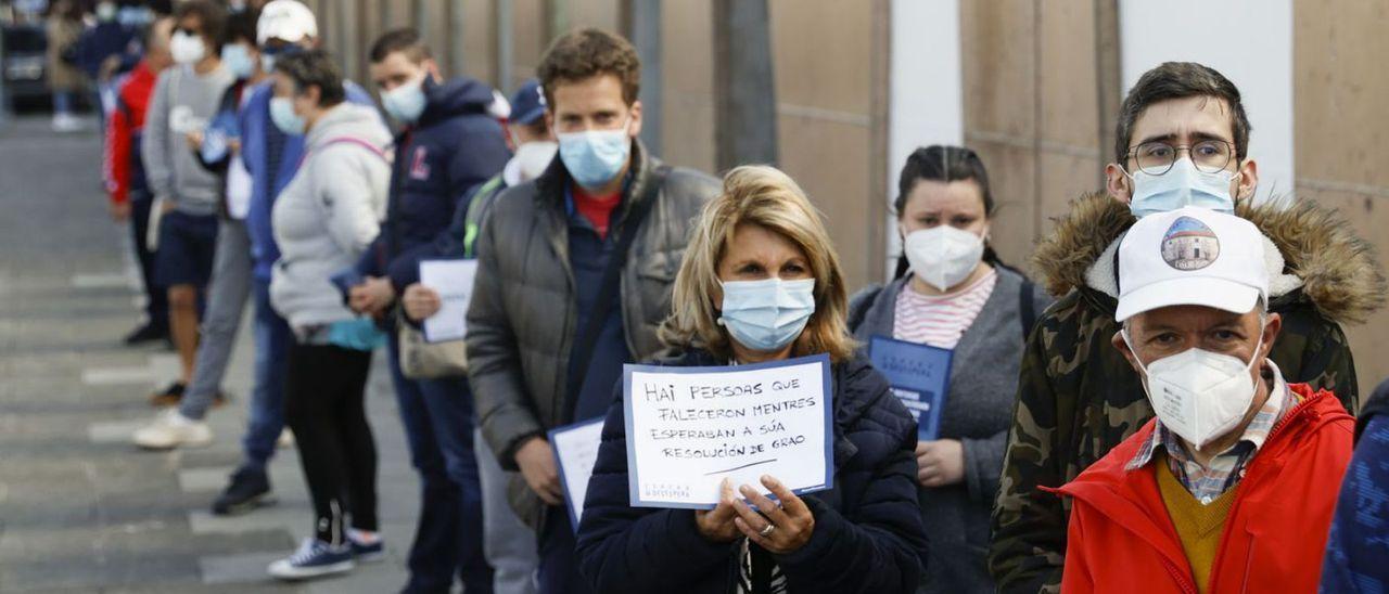 Personas con discapacidad y familiares protestan junto al edificio Cegadi de Santiago, donde se encuentran los Equipos de Valoración e Observación da Discapacidade (EVO) en esa ciudad.