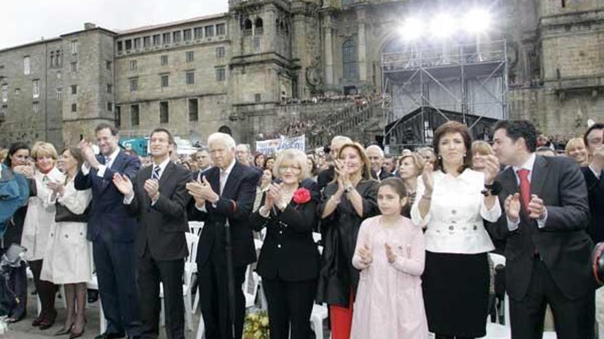 De izquierda a derecha, la presidenta del Parlamento, Pilar Rojo; Esperanza Aguirre, Elvira Fernández y su esposo Mariano Rajoy; Alberto Núñez Feijóo; su padre Saturnino; su madre Sira; su novia Carmen Gamir, su sobrina, su hermana Micaela y su cuñado.