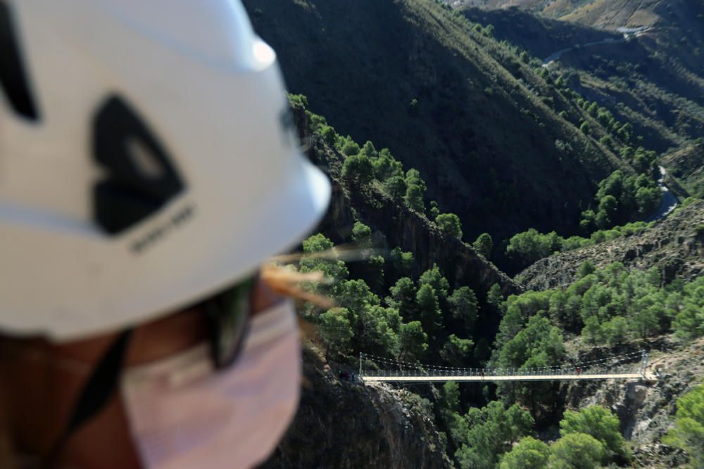 Inauguran el puente colgante de El Saltillo, en la Axarquía