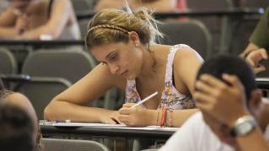 Imagen de archivo de una estudiante realizando un examen.