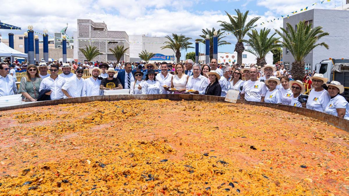 Los cocineros y los representantes municipales tras finalizar la elaboración de la gran paella en El Tablero.