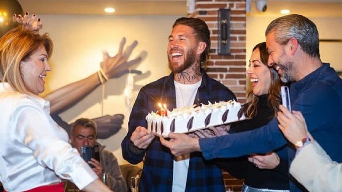 Sergio Ramos, con su familia, en el cumpleaños de su madre.