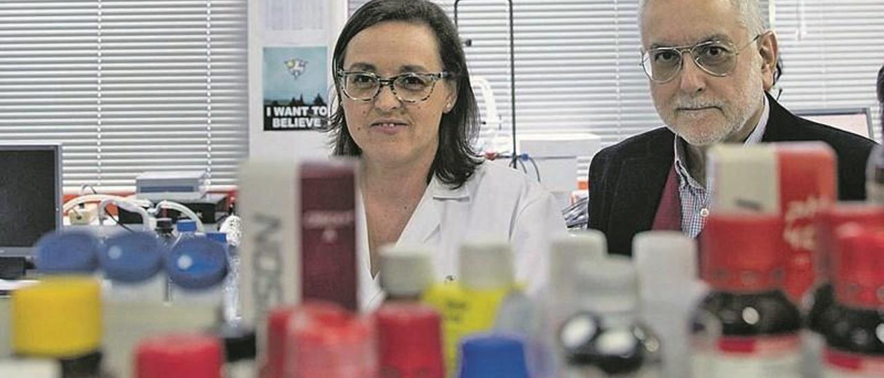 María Jesús Lobo y Arturo Miranda Ordieres, en uno de los laboratorios de la Facultad de Química.