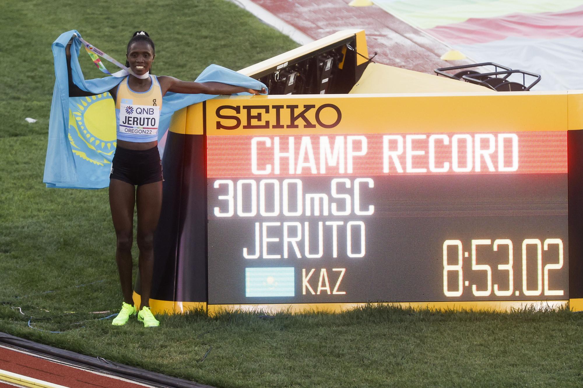 Jeruto celebra su victoria y el récord mundialista.