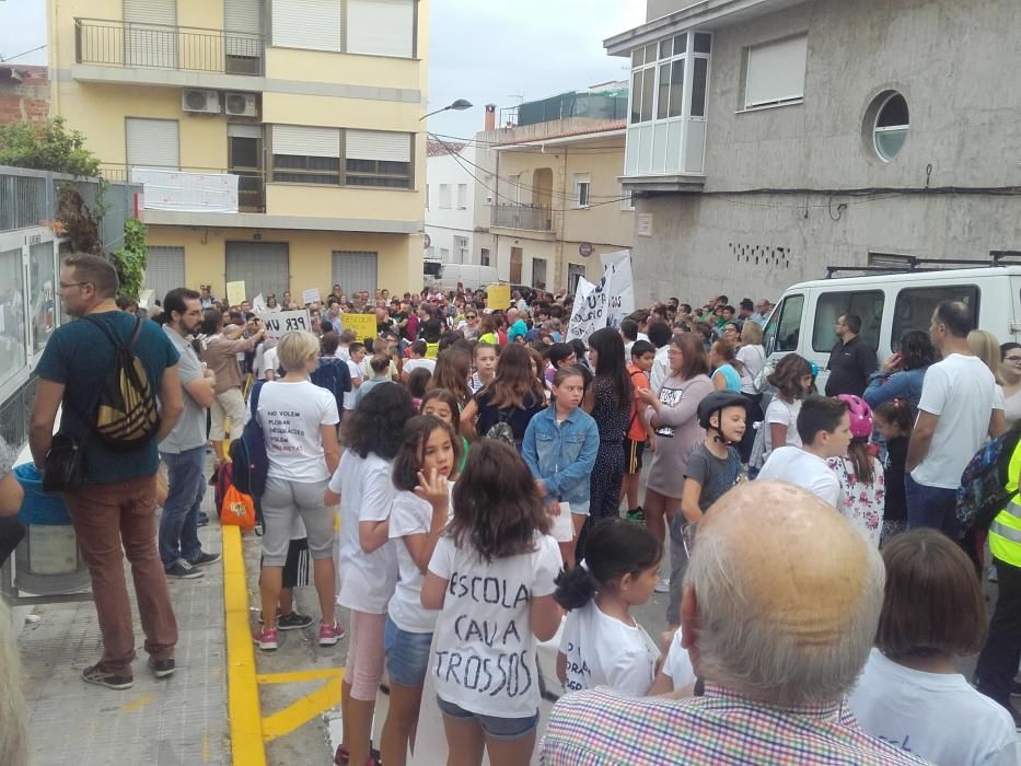 Protesta por el mal estado del colegio de la Font d'en Carròs