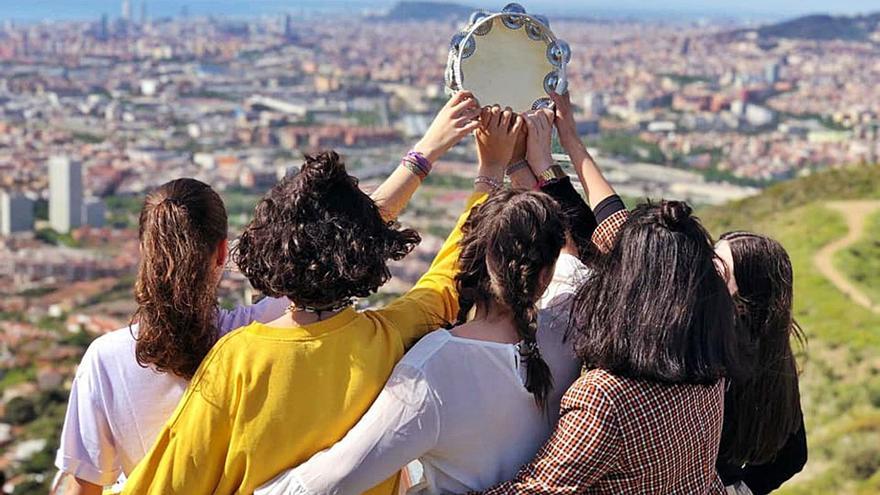 Un grupo de regueifeiras 
do Marco do Camballón, 
en Barcelona.