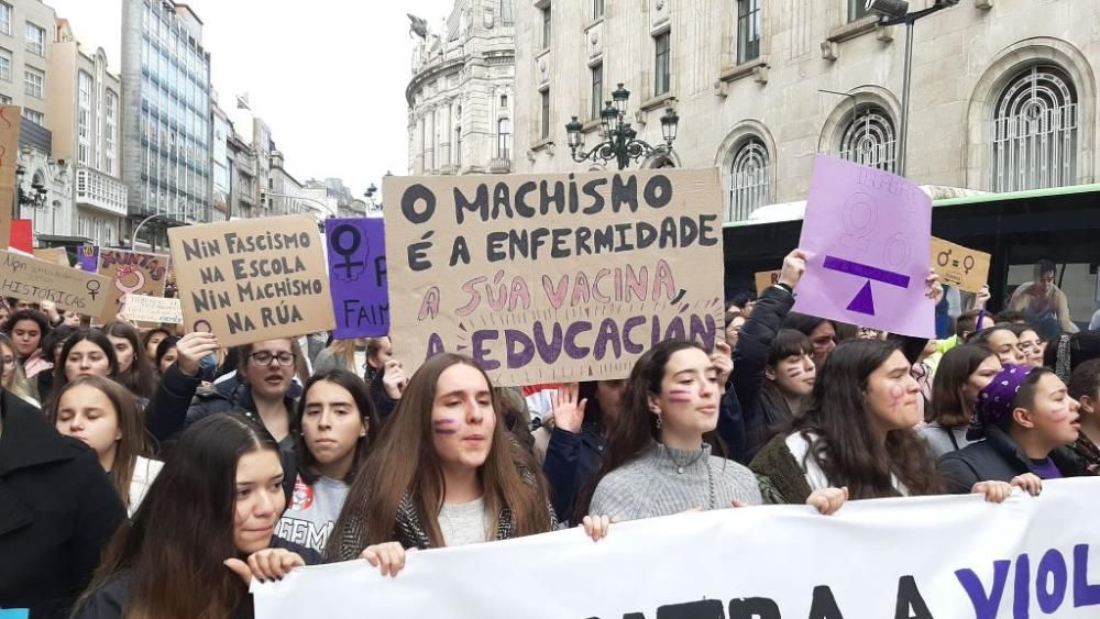 Las jóvenes viguesas se ponen en pie: "Tú, machista, estás en nuestra lista". // Marta G. Brea | Borja Melchor