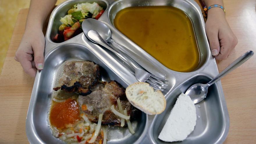 Vista de la comida que se ofrece un día cualquiera en un colegio de Valencia.