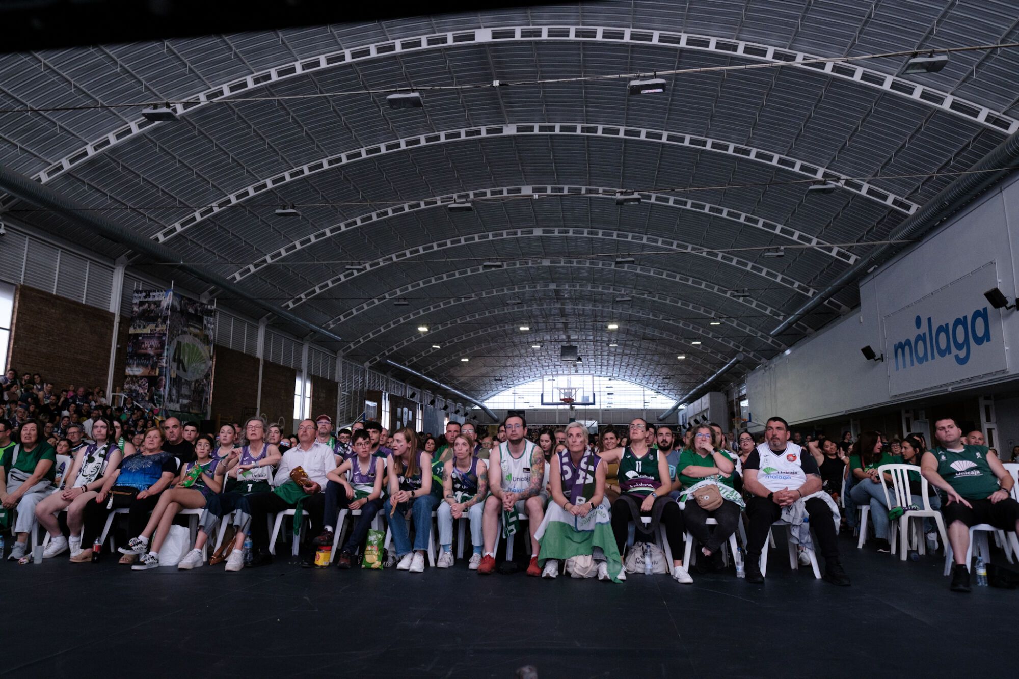 La afición del Unicaja sigue la final de la BCL en Los Guindos