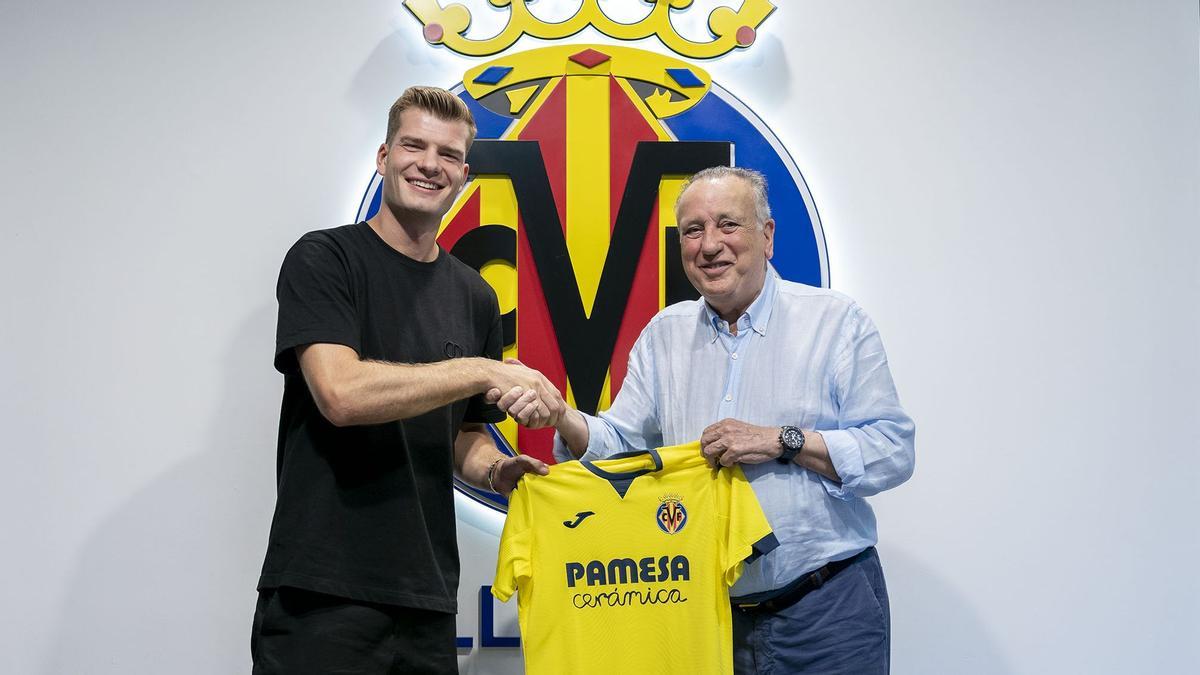 Alexander Sorloth, nuevo fichaje del Villarreal CF, junto al presidente del club, Fernando Roig.
