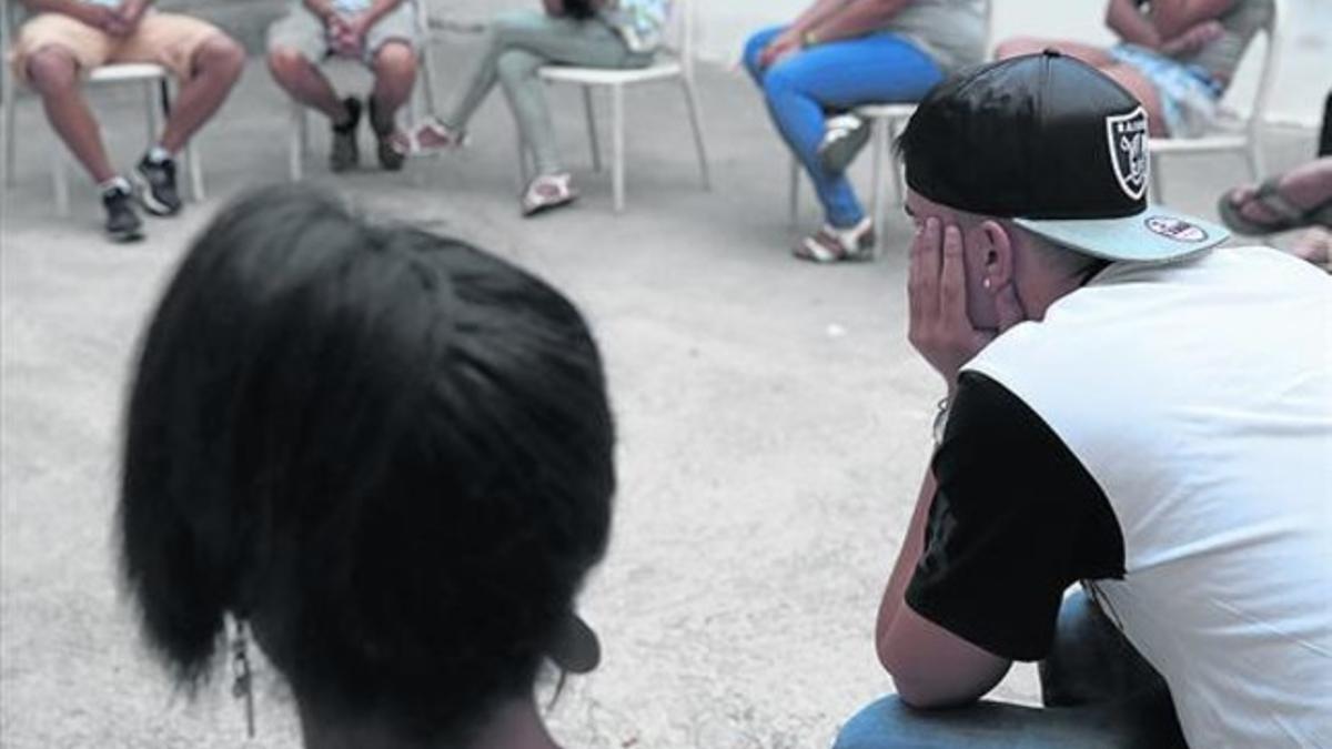 Un grupo de adolescentes reciben terapia en el Centre Terapèutic i Educatiu Julià Romea, en Barcelona.