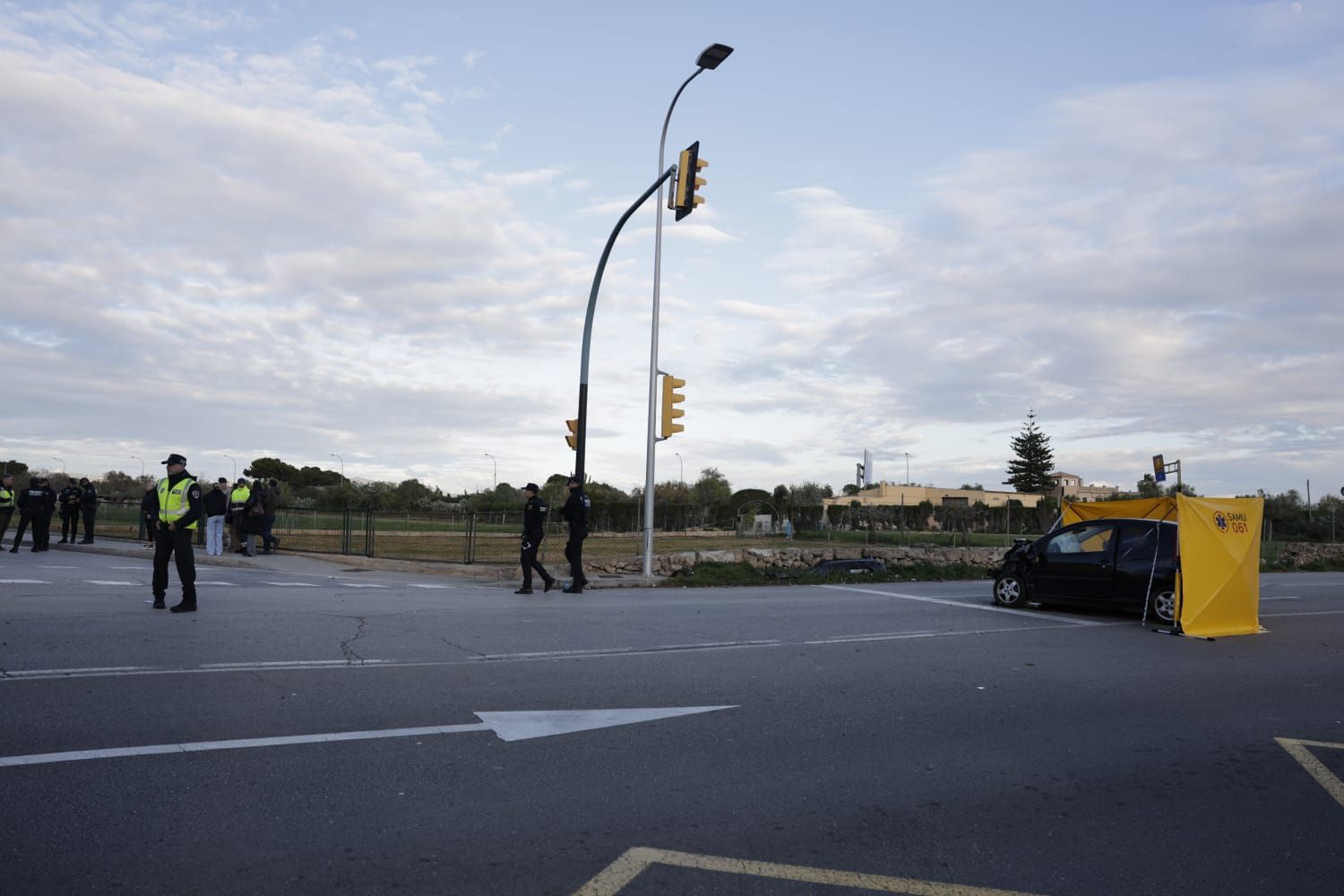 Un hombre mata a su pareja a puñaladas a su mujer delante de su hija pequeña mientras conducía y sufre un accidente en Can Pastilla