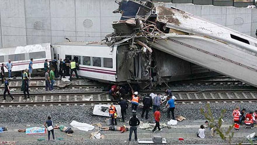 Unos 30 muertos al descarrilar un tren cerca de la estación de Santiago