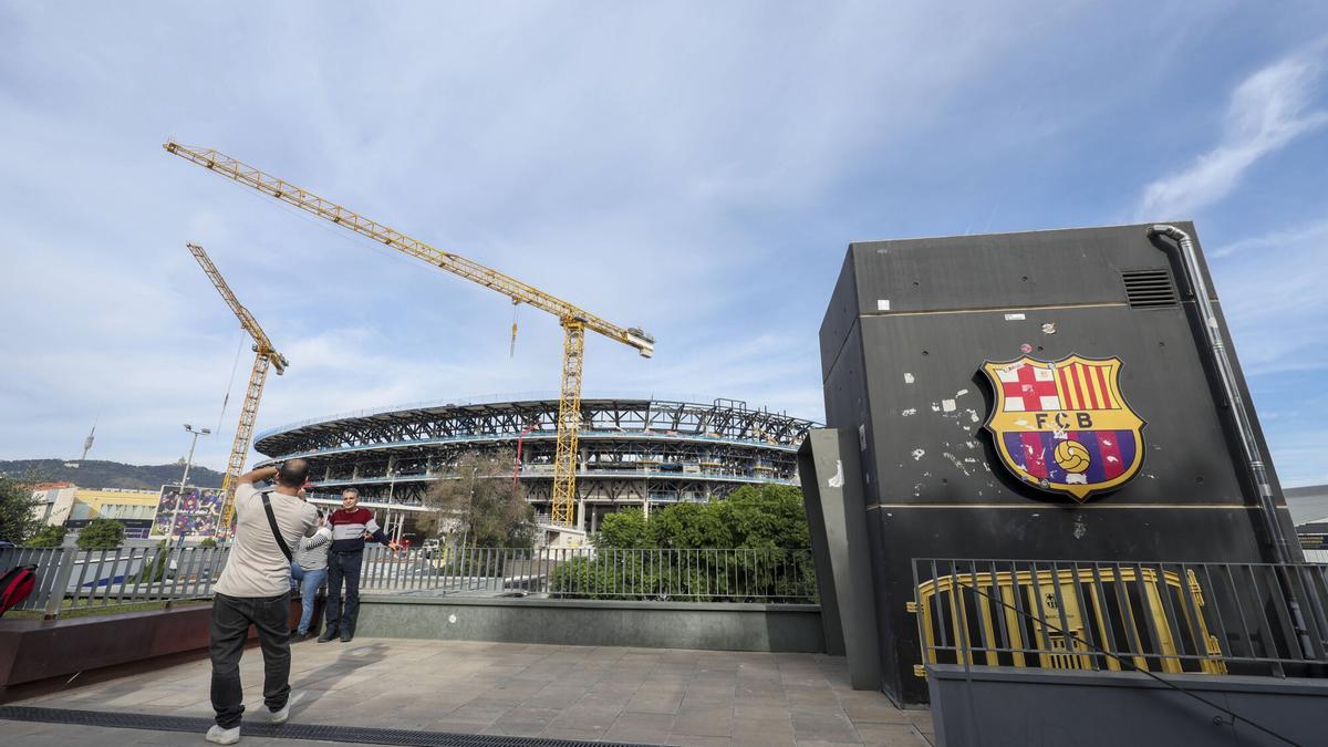 Protesta sindical ante el Camp Nou por el despido de trabajadores extranjeros en situación irregular