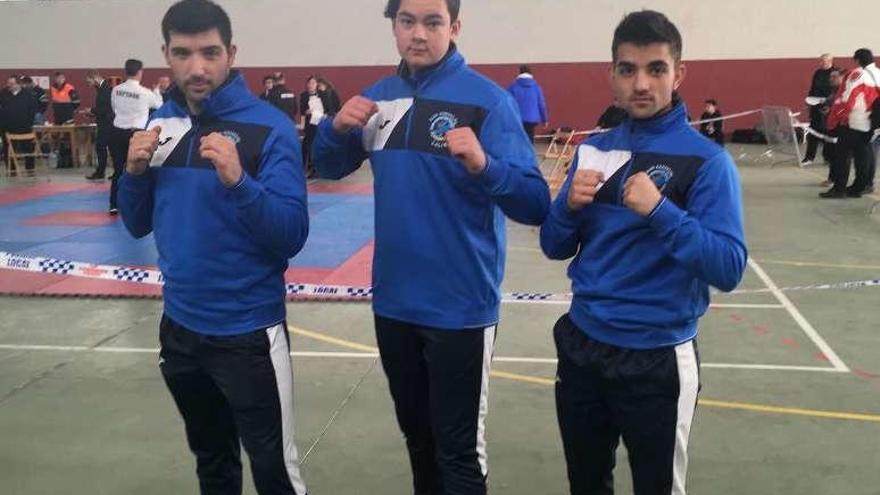 Manuel Cerqueiro, Adrián Chorén y David Gil, del Kickboxing Lalín.