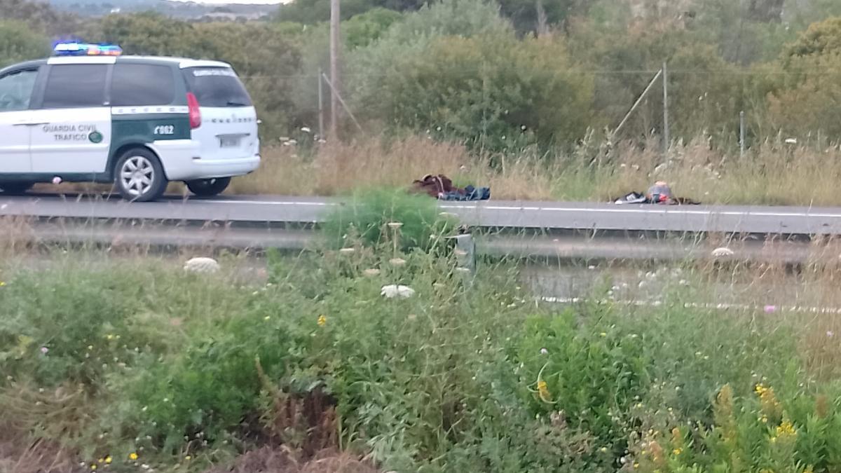 Un coche de la Guardia Civil, junto alos restos de la motocicleta siniestrada.