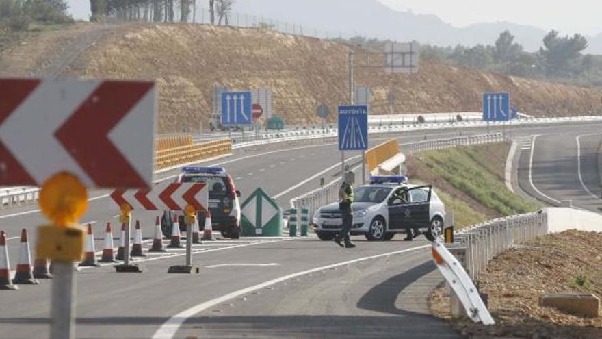 La Guardia Civil toma todos los accesos al aeropuerto de Castelló y aborta la fiesta «rave»