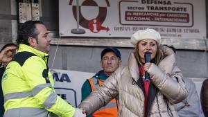 Manuel Hernández (i), portavoz de la Plataforma de Afectados del sector de Transportes, y Lola Guzmán (d), la líder tras la Plataforma 6F.