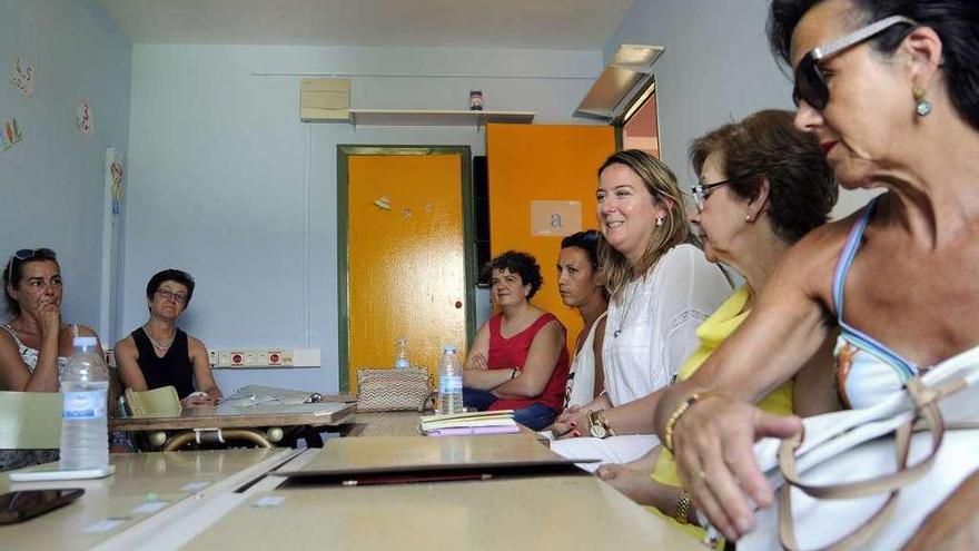 Voluntarias de Carabel y O Mencer reunidas en una de las aulas de trabajo. // Bernabé/Javier Lalín