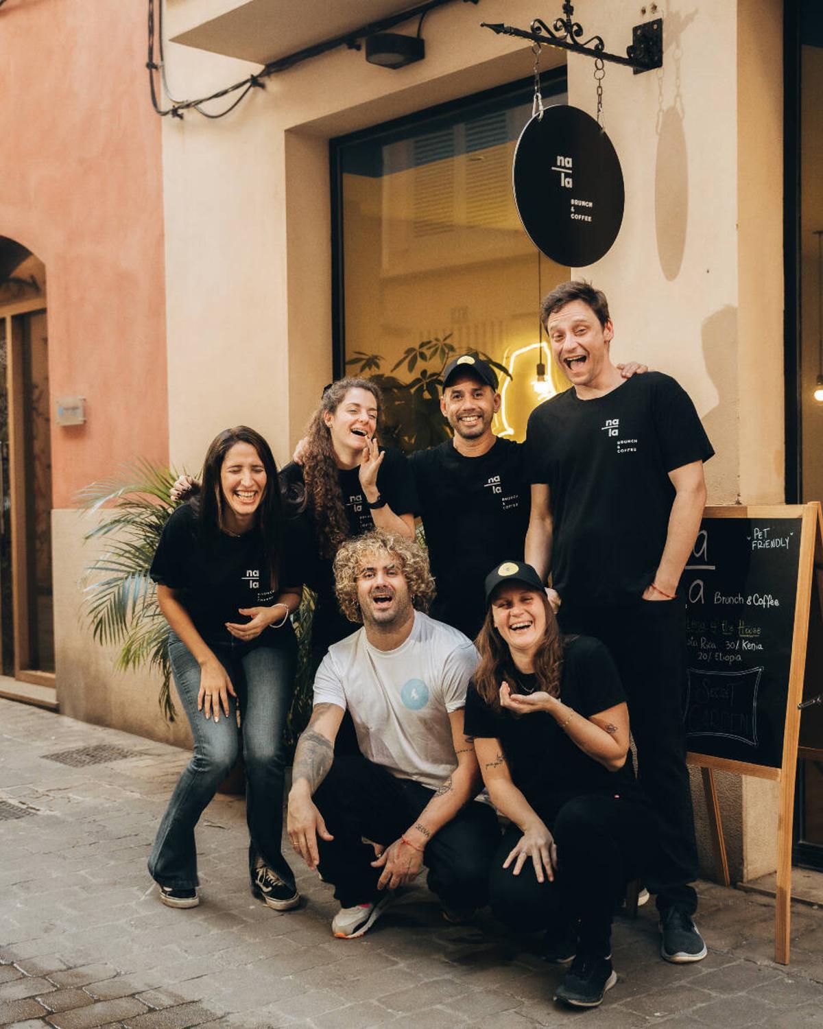 Die Nala-Mannschaft vor ihrem Café.