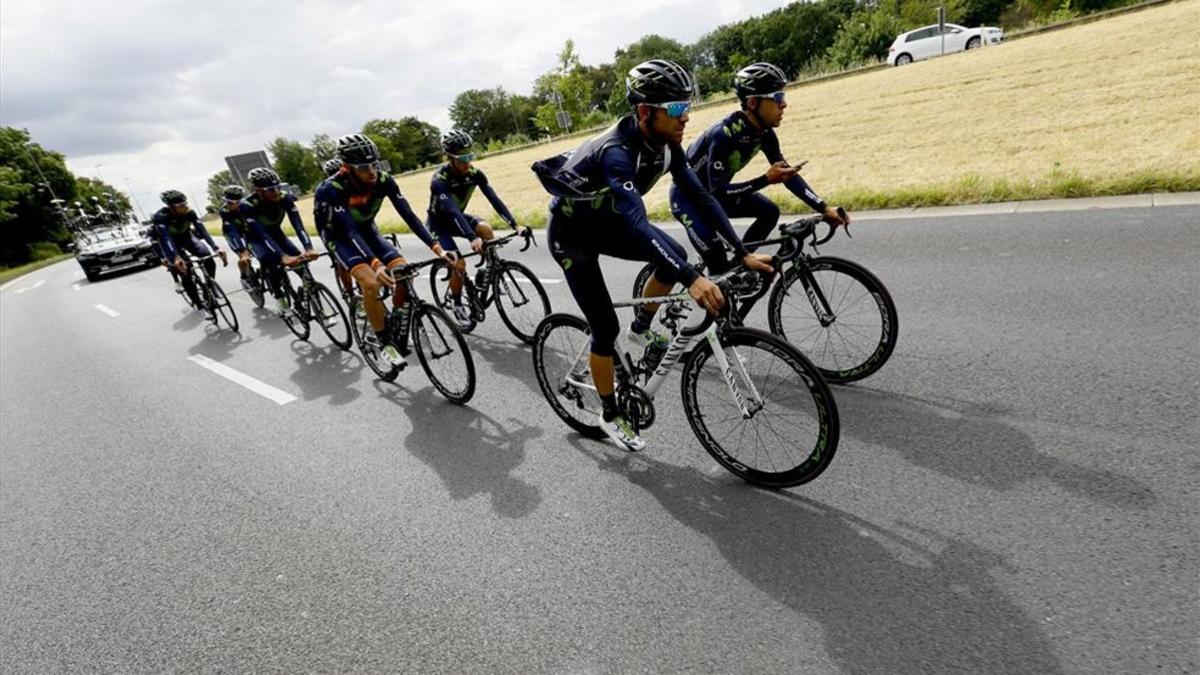 Ciclistas del equipo Movistar entrenan en preparación para el Tour de Francia