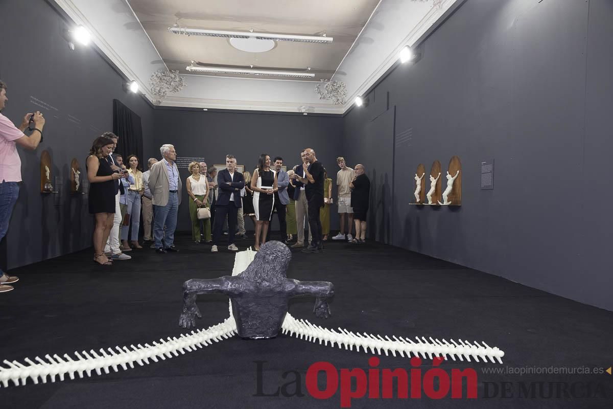 Así es la exposición 'Los Asomados' de Lidó Rico, que llega a Caravaca en su Año Jubilar