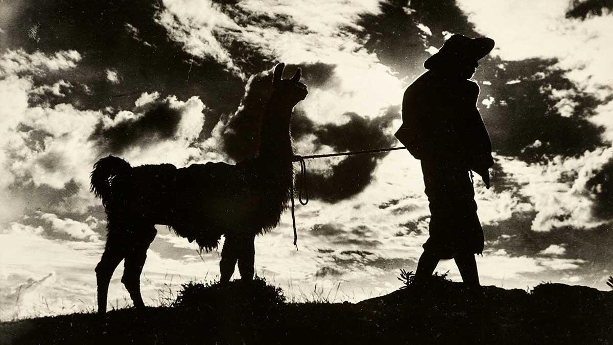 El indio y su llama. Ca.1923.