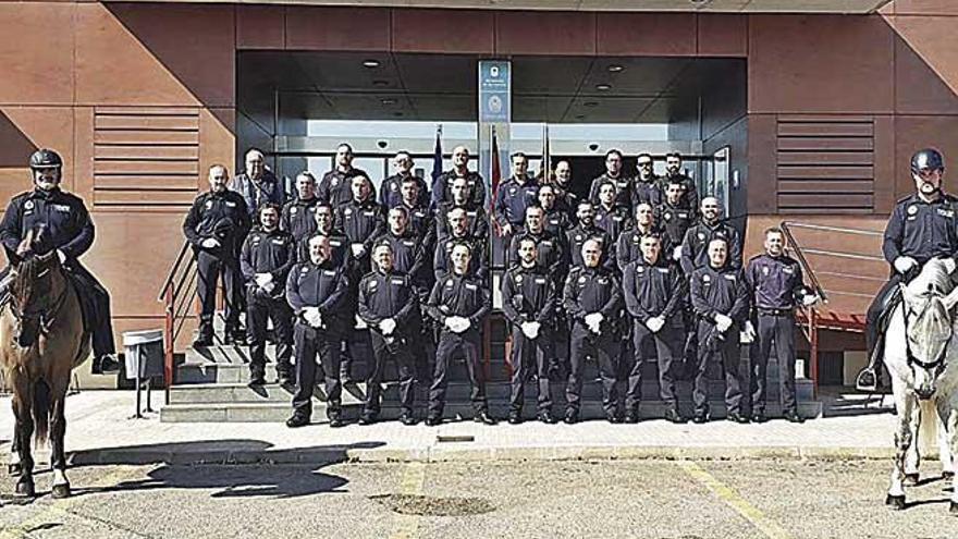 El policía local Mateu Lladó se jubila y protagoniza un emotivo acto en Son Servera