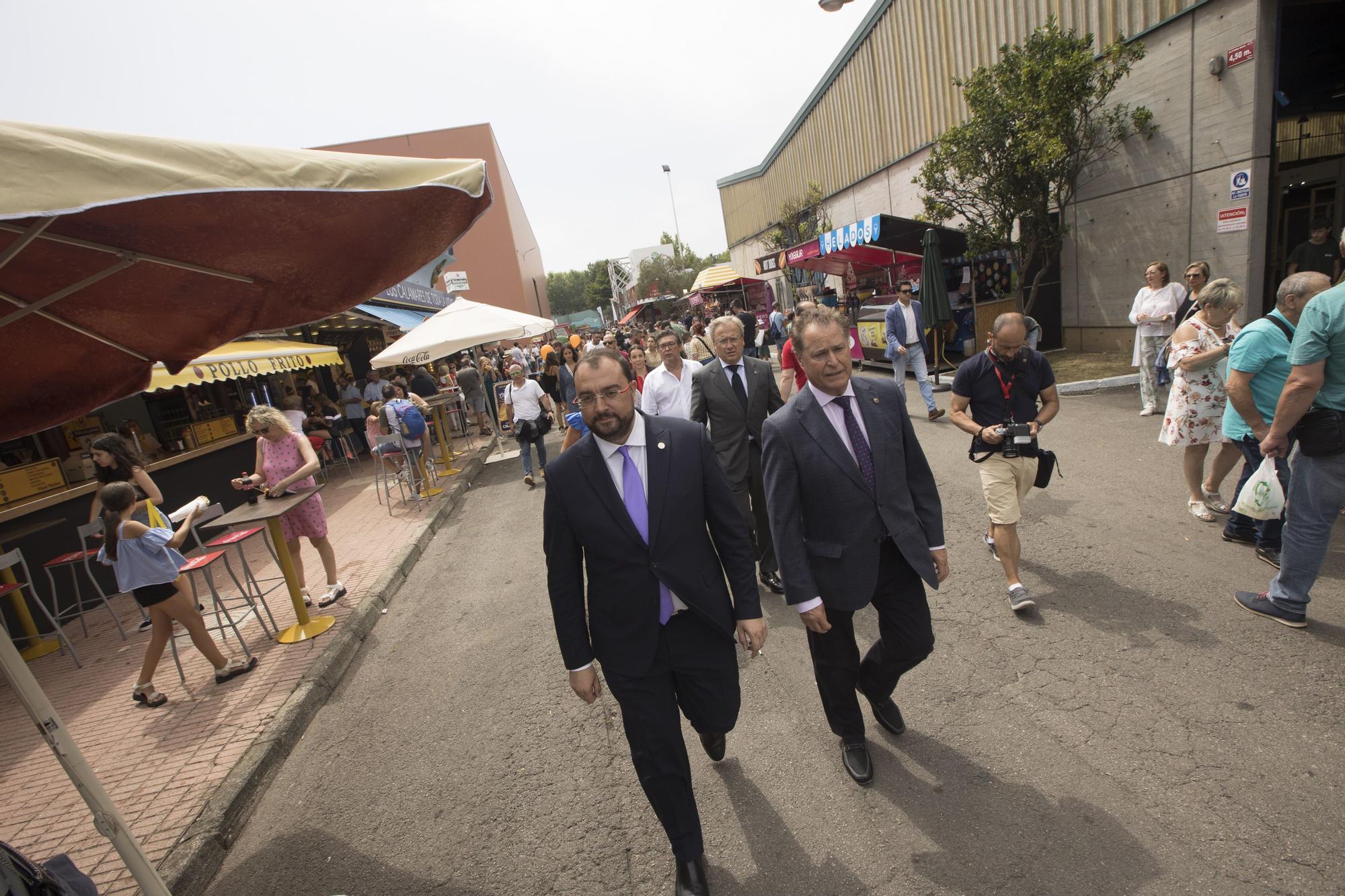 En imágenes: La visita de Adrián Barbón a la Feria de Muestras