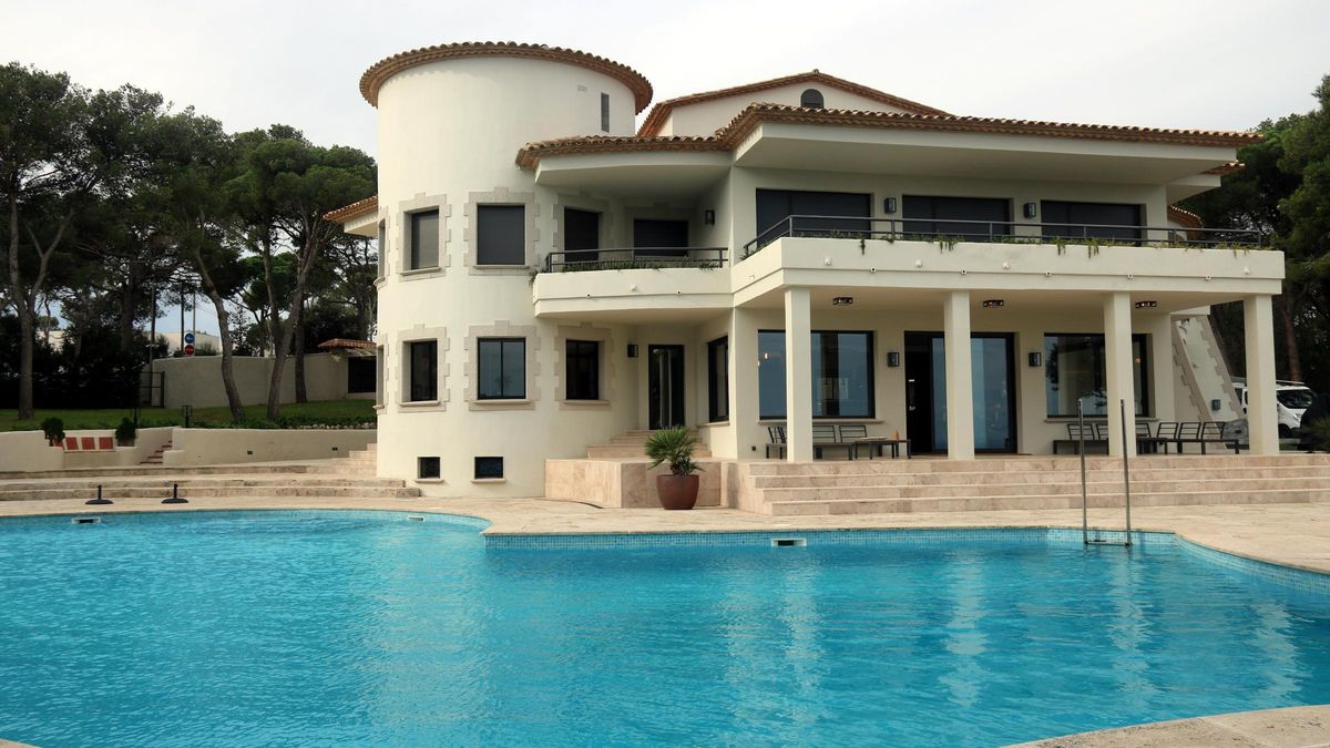 L'exterior d'una casa d'alt estànding, amb la piscina en primer terme, situada en una urbanització amb vistes al mar a la Costa Brava