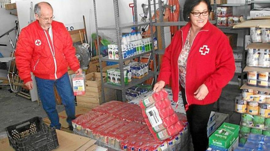 Voluntaris de Creu Roja, que gestiona l&#039;entrega de productes envasats