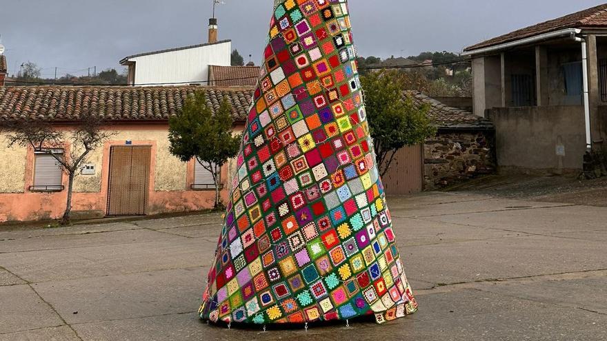 El pueblo de Zamora que presume de árbol de Navidad tras tejer 1.000 cuadrados de ganchillo