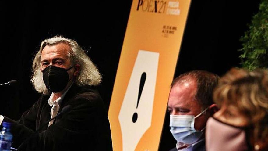 Por la izquierda, Fernando Beltrán, Leopoldo Sánchez y María Ángeles Pérez, ayer, en el “Poex” de Gijón. | Juan Plaza