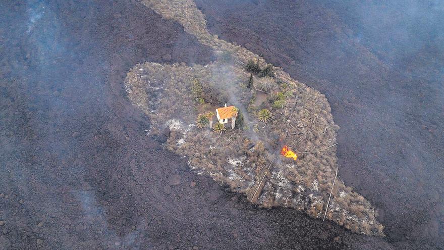 Vuelo de dron de la Guardia Civil sobre la zona de Todoque afectada por la lava del volcán de La Palma este mediodía