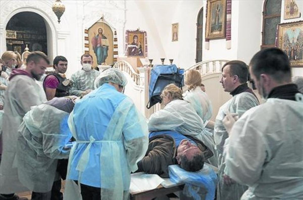 La catedral de Kíev, transformada en un hospital improvisat. La catedral de Kíev, transformada en un hospital improvisat.