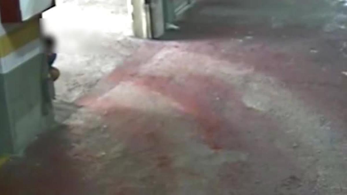 Les càmeres de seguretat de diversos aparcaments de Badalona registren els robatoris de les bicicletes.