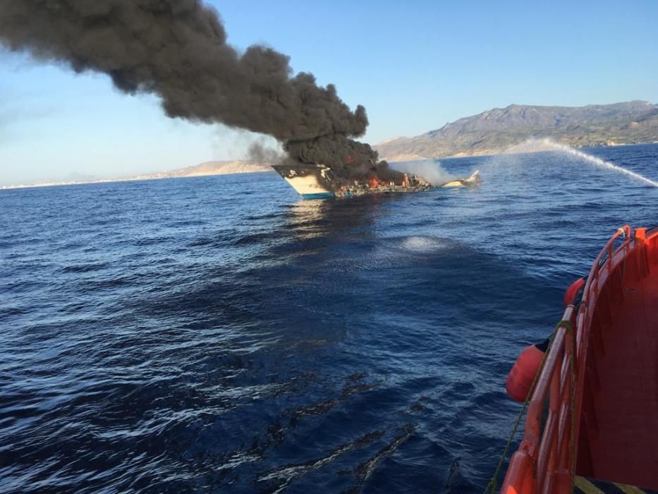 Los cuatro tripulantes han sido rescatados en buen estado y Salvamento Marítimo trabaja en la extinción del fuego.