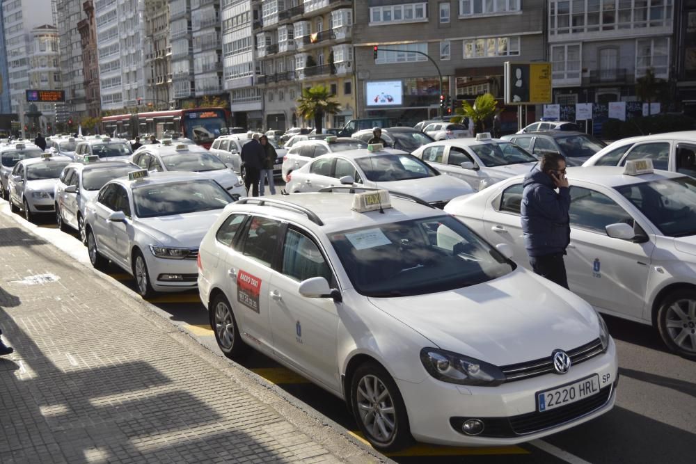 Taxistas de la ciudad marchan en caravana por A Coruña dentro de una jornada de protestas del sector del taxi contra los vehículos de transporte colectivo